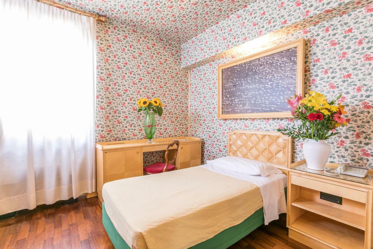 Albergo Italia Novara Esterno foto